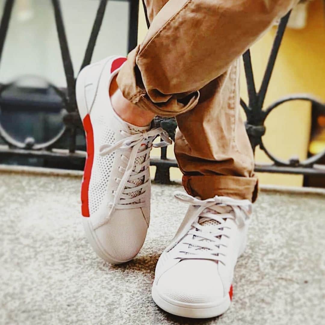 スイムズのインスタグラム：「Our Breeze Knit Tennis sneakers are breathable, flexible, washable + worth the hype.	⠀ #sneakers #shoesoftheday #footwear⠀ 📷: @besozzicalzature」