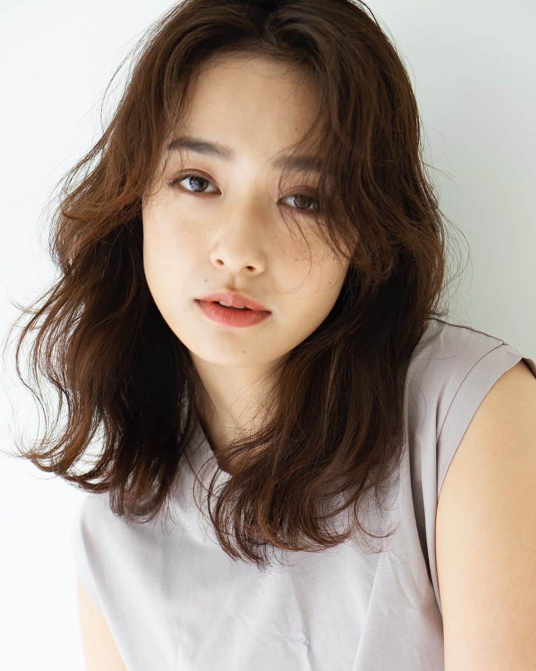 野口和弘のインスタグラム：「ドライな質感のウェーブミディ☺︎ . hair @cieca.noguchi  make @cieca.ayumi . #cieca.#hairstyle#haircolor#shorthair #bobhair#longhair#fashion #hairarrange#ショートボブ#ショートヘア#ボブスタイル#グラボブ#ボブウルフ#オレンジュ#ハイライト#ハイトーン#ブリーチ#グレージュ#ヘアアレンジ#グラデーションカラー#シースルーバング#アクセサリーバング#ヘアカラー#ヘアカタログ #ヘアセット#外国人風#表参道#原宿#美容室」