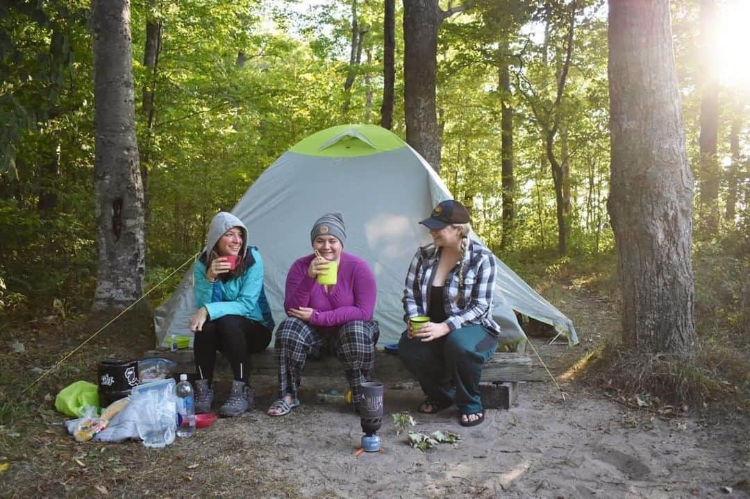 L.L.Beanさんのインスタグラム写真 - (L.L.BeanInstagram)「Tent talk is real talk. #BeanOutsider (📷: @kristyandpatronus) . . . . #camping」6月24日 22時36分 - llbean