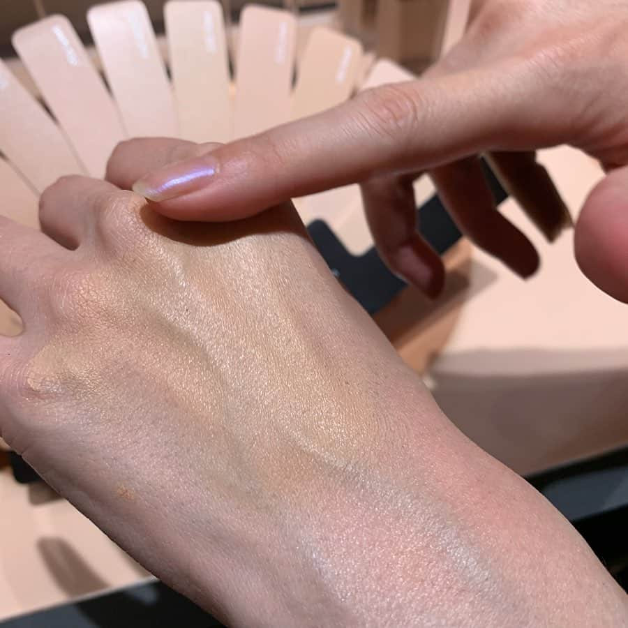 MAQUIA ONLINEさんのインスタグラム写真 - (MAQUIA ONLINEInstagram)「『SHISEIDO』の新ベースメイクがすごいんです♥️ まず驚くのは、つけた瞬間の肌なじみのよさ。素肌とシンクロして、まるで自分の肌になりきるような薄膜で、素早く思い通りの肌に仕上げてくれる🧚🏻‍♀️✨ そんな画期的なリキッドファンデーションが新登場🎉 ★ 笑っても動いても、メイク直しを気にせずにいられる‼️ 汗、皮脂、動きによる化粧崩れを防ぐ、SHISEIDO独自のアクティブフォース™テクノロジー搭載。色移り・よれ・テカりを防ぎ、いつでもフレッシュで美しい肌へ🕊✨ 軽いつけ心地でうるおいもしっかりキープしてくれるから、多忙な女性ほど、一度体感したら、手放せなくなるはず😘 つけたての美しさが続く、なめらかな肌触りは、気分までもよくしてくれます💕 ★ SHISEIDO シンクロスキン セルフリフレッシング ファンデーション SPF35・PA++++ 全12色 30mL 各￥6000 ＊9月1日発売。 WEB編集KN ◡̈⋆ ★ #SHISEIDO #maquia #maquiaonline #beauty #cosme #makeup #foundation #new #Beauté #follow #화장품 #化妆品 #美容 #資生堂 #ファンデーション #マキア #マキアオンライン #メイク #新作コスメ #リキッドファンデーション #コスメ好きさんと繋がりたい #美容好きな人と繋がりたい」6月24日 22時36分 - maquia.magazine