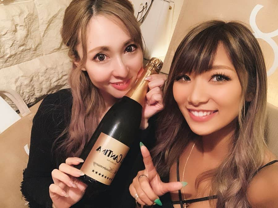 高橋由真さんのインスタグラム写真 - (高橋由真Instagram)「ゆまいち IN ELCANTINA♡ . 前にちょこっと載せたけど、載せてない写メいっぱいだから載せちゃう∩^ω^∩💖 . 8周年を迎えたエルカンでパーティがあったから行ってきたの♡ . 毎年夏はお世話になってるし！ここ外苑前のエルカンも何度かご飯食べにきてるし☺︎♡ 大好きな純也くんとかずやくんのお店ですからね！！ . 江ノ島民なボスや、け…い…ご？くんにも会えたし、石垣島の長であるバビさんとも出会えてHAPPY🤘😋 . 今年の夏もみんなに江ノ島出会えますよーに🥺💖 そして、石垣島に行ってみたい欲がやばめ…！ . でもって今週はまいしゃんDAYがあるから楽しみ∩^ω^∩ . . . #江ノ島 #メンツ #はやく夏こい #全国色々行ったのに #沖縄 #行ったことない #沖縄本土も石垣島も行ってみたい #でもまずは #江ノ島集合 #🤘」6月24日 22時46分 - yumachi1021