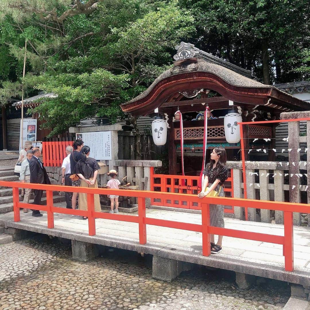 村瀬紗英さんのインスタグラム写真 - (村瀬紗英Instagram)「#dailylook . 下鴨神社に^ ^ . 水みくじ☺︎ 父が最近ポートレート撮影を知ったみたいですが、おみくじにはピント合わず〜🤣💦 . 令和初の御朱印☺️ . 今日はたくさん歩いて、たくさん頑張ろうと思える日になりました^ - ^ #下鴨神社 #⛩ #京都 #令和 #御朱印」6月24日 22時42分 - saepiiii.m