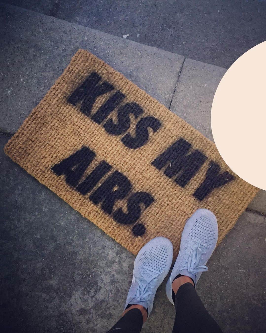 メリッサ・ビショップのインスタグラム：「KISS. MY. AIRS.  Motivated more than ever to be on this grind. No one said this would be easy, and it’s not, but I’m willing to fight for it. If you’re not in my corner, GET OUT!  #furtherfasterforever #badassmotherrunner #runningmom」
