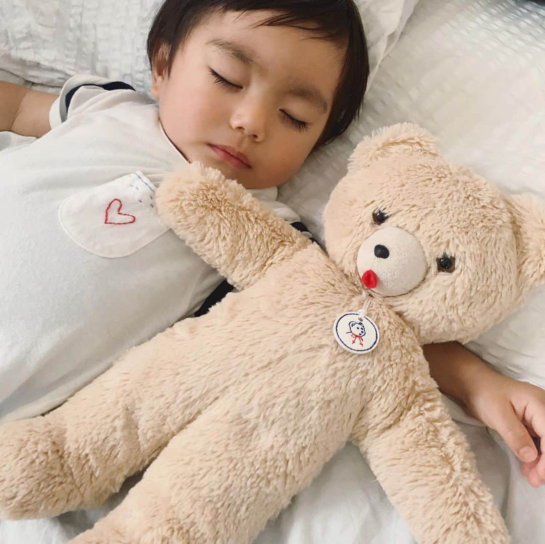 猪鼻ちひろのインスタグラム：「😴🧸💞 「おれの うでまくらで ねんねしな！」 なんて言う日がくるのかしら。  全部が愛おしい こんな感覚は初めてなんだなぁ 笑った顔も困った顔も オモチャが怖くて泣いてるときも (絵本終わると泣くのも、もっと食べたくて泣くのも) 怒って叫んでいるのも もっと！とお願いしてくれるのも 熊五郎にまで水をあげてるところも(コンセントにも😨) 全部が本当に可愛いくて。 オババカですね。  もちろんバイバイした後はグッタリおばさんです。笑 体力つけなくちゃ！ #みなさま今日もお疲れ様でした！ #走りながら目つぶってる😂 #メロオバ日記」