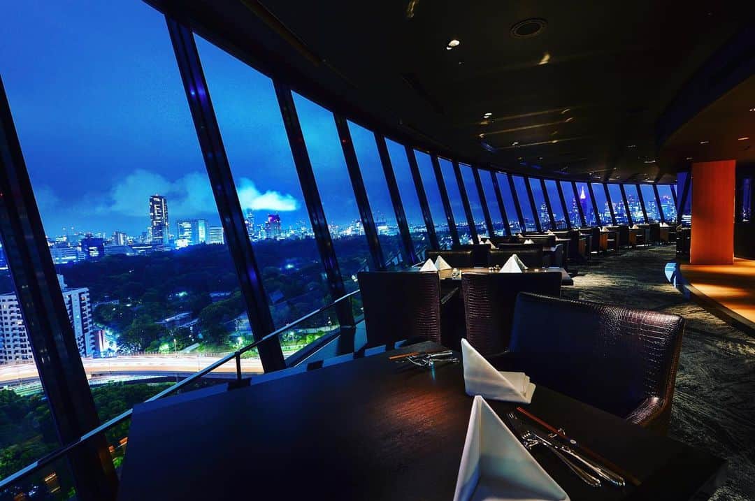 ホテル ニューオータニさんのインスタグラム写真 - (ホテル ニューオータニInstagram)「Dine at our buffet restaurant VIEW & DINING THE SKY with a gorgeous night view overlooking the city of Tokyo. リニューアルオープンしたVIEW & DINING THE SKYでは、史上最高の夜景と、史上最高のビュッフェ体験をお約束いたします。 #ビューアンドダイニングザスカイ  #ザスカイ #展望 #展望レストラン #夜景 #夜景の見えるレストラン #ビュッフェ #東京の夜景 #赤坂 #ホテルニューオータニ #viewanddiningthesky #thesky #buffet #buffetrestaurant #nightview #tokyonight #tokyonightview #panoramic #panoramicview #tokyo #akasaka #thepreferredlife @hotelnewotanitokyo」6月24日 22時44分 - hotelnewotanitokyo