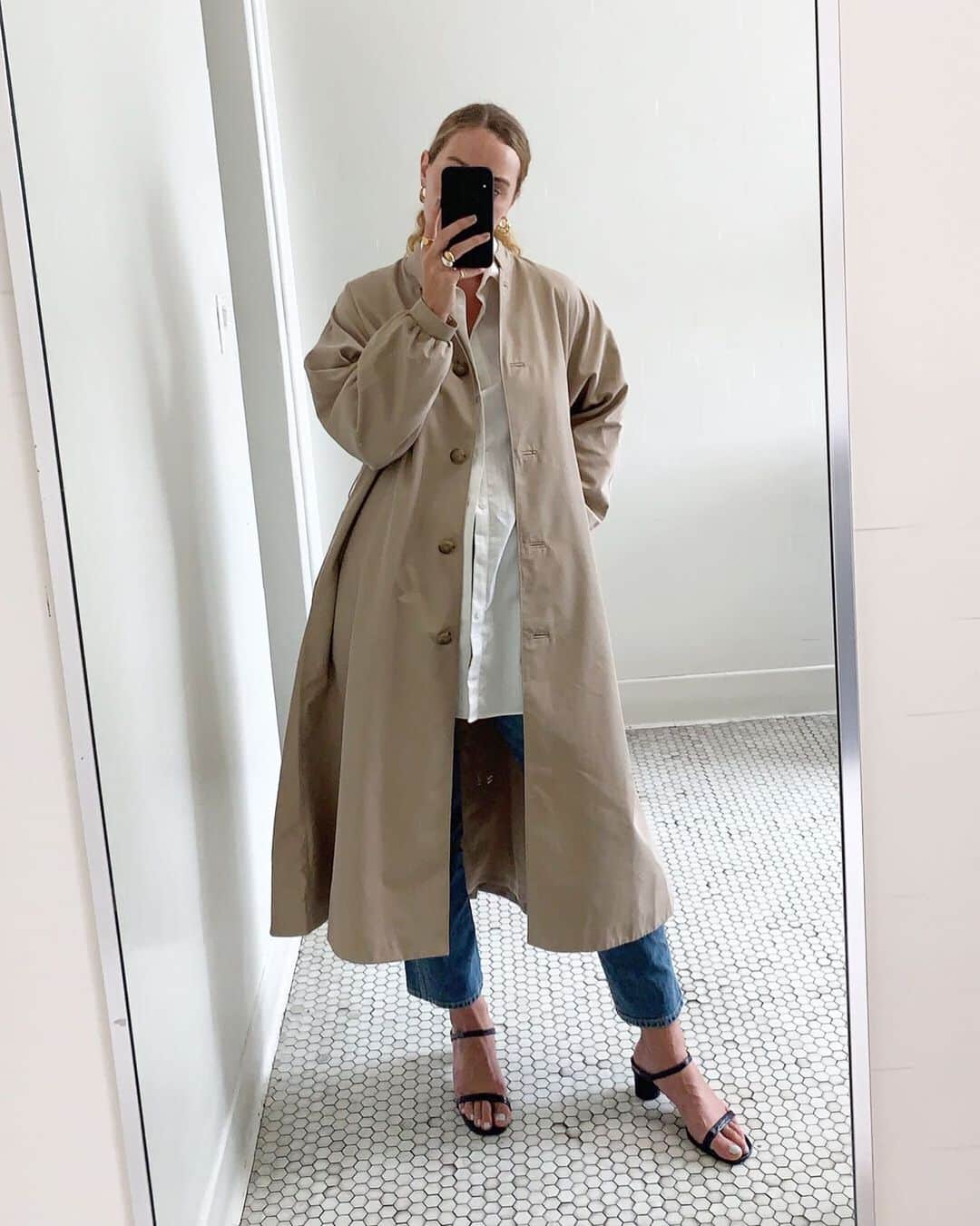Club Monacoのインスタグラム：「Volume, please. ⠀⠀⠀⠀⠀⠀⠀⠀⠀ @hannahfaithlord shows us how it’s done in summer’s best trench.」