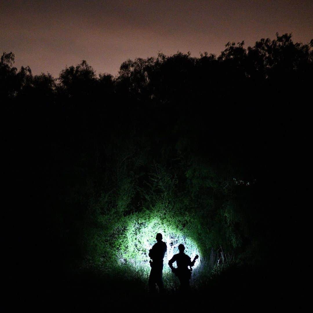 NBC Newsさんのインスタグラム写真 - (NBC NewsInstagram)「Border Patrol agents found 4 bodies, including 3 children, near the Rio Grande River in South Texas on Sunday, the county sheriff said. Click the link in our bio to read more. . 📷 @lorenelliottphoto / @reuters」6月24日 22時45分 - nbcnews