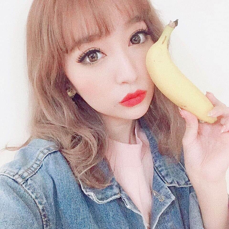 姉agehaさんのインスタグラム写真 - (姉agehaInstagram)「🍌✨🍌✨ ・ なぜか撮影現場によく置いてあるバナナ🍌✨✨ ・ しかし @kanaxxy_0421 ちゃんはバナナが苦手らしい🥺 ・ イエロー好きなはずなのに🥺✨✨ ・ なんでバナナを持っているかというと、姉agehaのYouTube動画用なの＼(^o^)／ ・ いま、動画もりもり撮っているのでYouTubeの復活を今しばらくお待ちいただけたら嬉しいです👼🍼🍼 ・ #絶賛撮影期間中 #楽しいね👼🍼」6月24日 22時48分 - aneageha