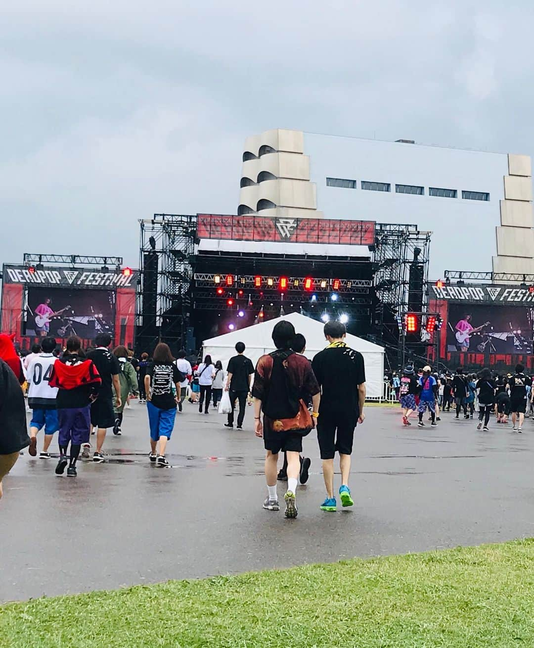 川和真奈美さんのインスタグラム写真 - (川和真奈美Instagram)「DEAD POP FESTiVAL 2019 😈  自分に素直に正直に！ 暴れてきました。 豪雨の中のライブはより エモかった。 何曲かサークル入って相変わらず 身体ボロボロになって即すっぴんに なったけど‥本当に楽しかった。 ロックは遊びじゃないんだぞ！笑 本気で歌ってくれるアーティストに 本気でぶつかる。 最高の時間だった。 MCの言葉一つ一つまた心の栄養に なりました。 やっぱりバンド主催のフェスは 熱量が違った！！ ありがとうございました！！！ #deadpopfestival  #邦ろっく好きな人と繋がりたい  #ライブキッズ  #sim #やばいtシャツ屋さん #ハルカミライ #dizzysunfist #shishamo #10feet #myhairisbad #04limitedsazabys #sim  #アナウンサー」6月24日 22時49分 - kawamana23