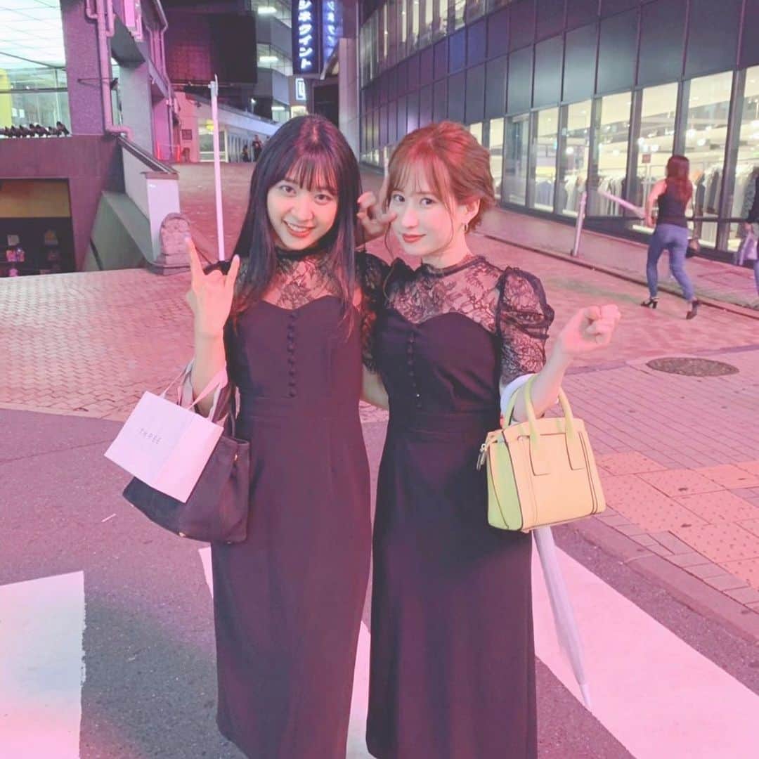 鏑木梨奈のインスタグラム：「. . 偶然の再会と奇跡のおそろコーデ。 @nemi_nemmy . . . ヘアセット @yuuki_5820 . . . #snidel  #おそろコーデ #たまたま #奇跡 #なつとまきにも会った ♡ #手がグーとチョキ #一人ジャンケン」