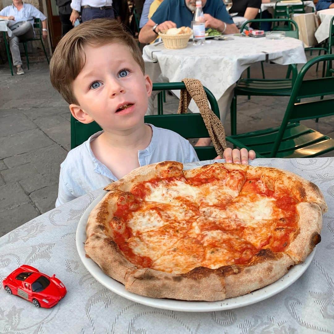Helena Glazer Hodneさんのインスタグラム写真 - (Helena Glazer HodneInstagram)「“Okay, Ma😏You done with the picture so I can eat?” Pizza & a Ferrari: what more can you ask for? 🇮🇹🍕 #siena #sienaitaly #travelingwithkids」6月24日 22時49分 - brooklynblonde1