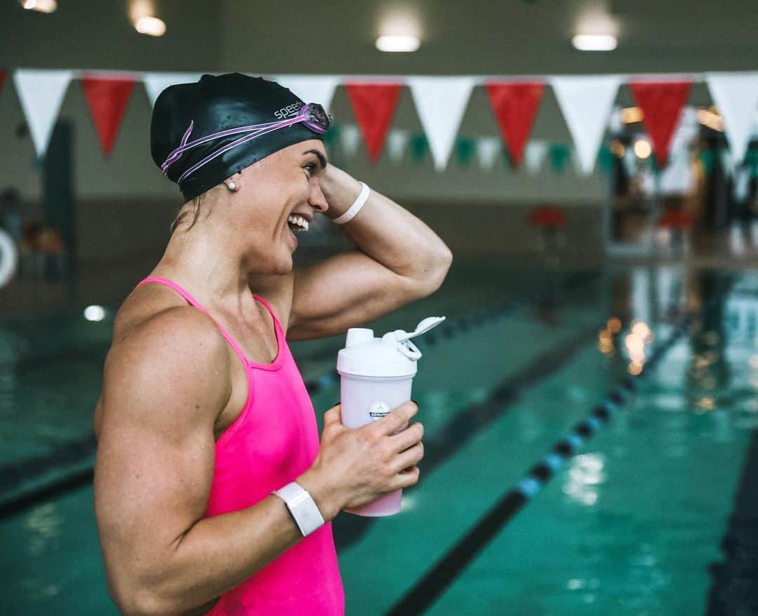 Katrin Tanja Davidsdottirさんのインスタグラム写真 - (Katrin Tanja DavidsdottirInstagram)「Started my week in the POOL! ☀️💕😍💦 I go through these phases of hating/loving the pool & right now I am loving my am swim sessions! - Maybe it’s seeing the improvements, maybe it’s the feeling of satisfaction I get after, maybe it’s the sauna session I do after or that the outdoor pool is finally OPEN! Regardless, I’ll take it! 😜💦🐠☀️Project: Fishy = coming along. - @comptrain.co @aerobiccapacity // Photo: @christinedca」6月24日 22時50分 - katrintanja