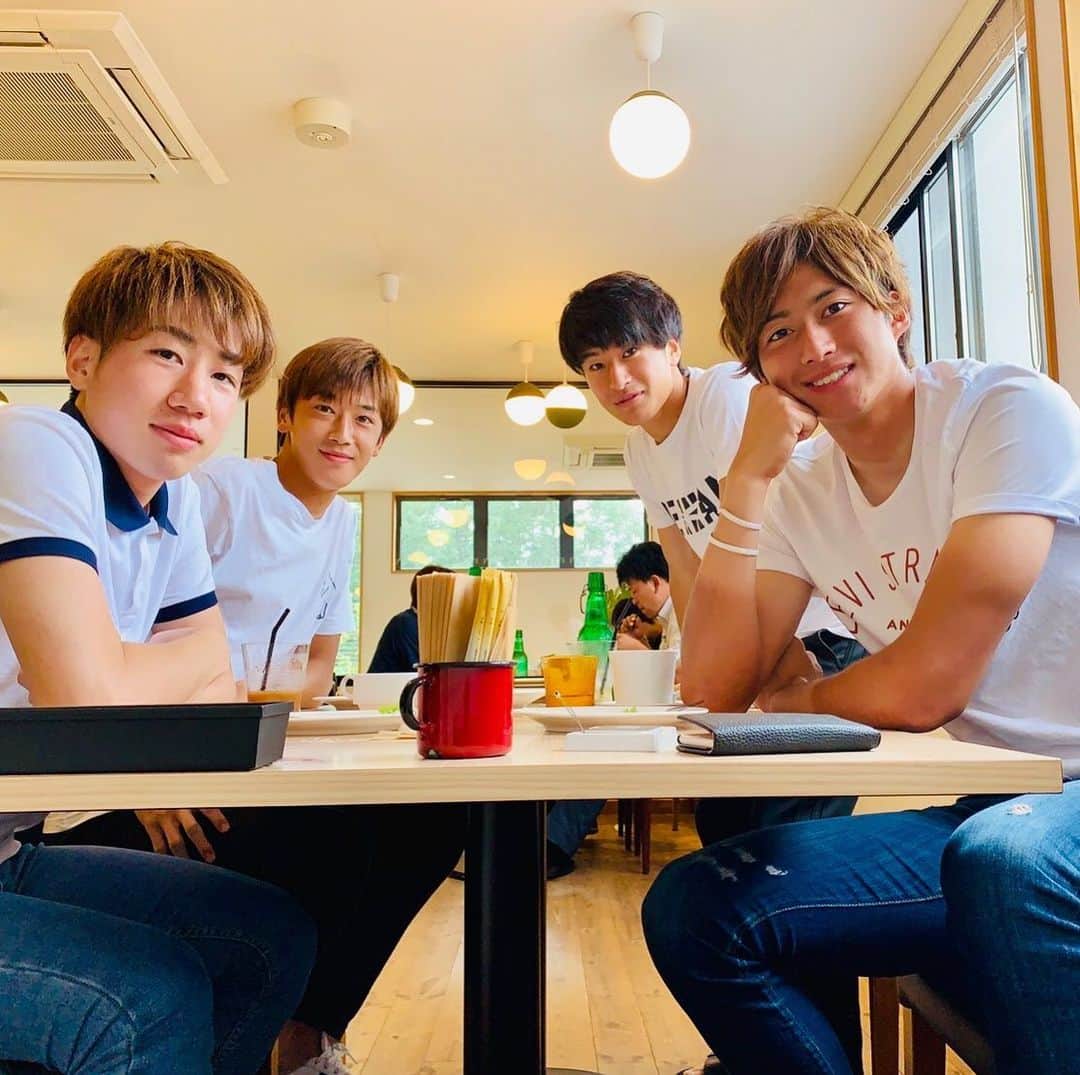 摂津颯登のインスタグラム：「今日はこの4人でOFFを過ごしました^_^ #末吉塁#大友竜輔#坂元達裕#摂津颯登#毎年恒例#日焼け#キーパーグローブ焼けの時期#到来#山形LIFE」