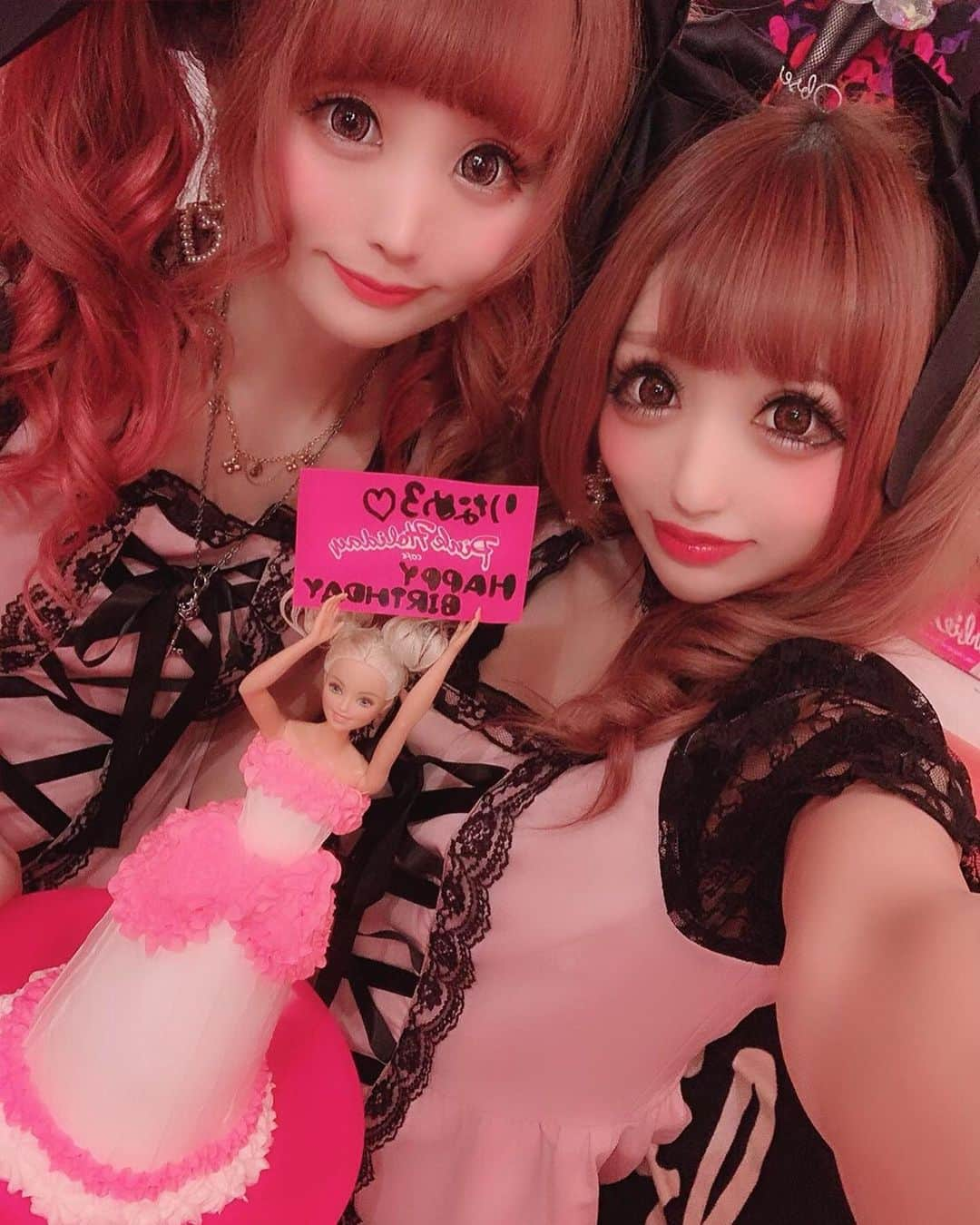 桜咲姫奈さんのインスタグラム写真 - (桜咲姫奈Instagram)「お誕生日🎀りさめろが Barbieちゃんカフェ 連れてってくれたよ🥺💕💕 可愛いがたくさんで しあわせ〜(⸝⸝⸝•́ω•̀⸝⸝⸝)🍓✩°｡⋆♡*° ドールケーキもプレゼントも ありがとう💕💕💕 だいしゅきぴ！！ ･ ･ #バービーカフェ #バービー #バービーケーキ #誕生日 #幸せ #ありがとう ♥️」6月24日 22時53分 - himena_ousaki