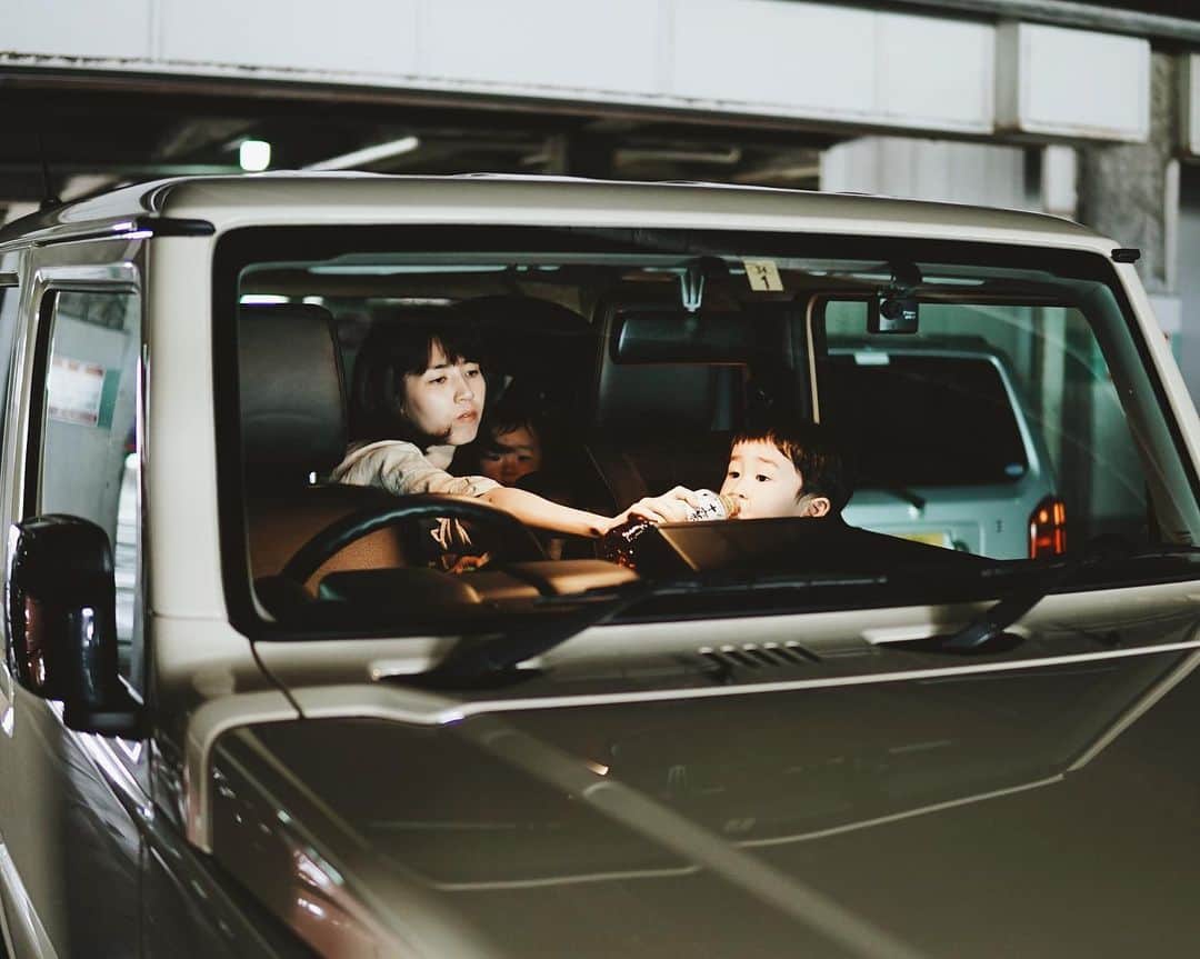 Takafumi Gotoさんのインスタグラム写真 - (Takafumi GotoInstagram)「昨日は季之介が「父ちゃんの車でお出かけしたい」と言ったので、ジムニーにチャイルドシート2台装着して夫婦子供の4人でお出かけしました🚙 写真の回転式の大きなチャイルドシート(Apricaのフラディアグロウシリーズ)をジムニーに乗せるのは初めて。後部座席を倒してバックドアから乗せて設置しました。チャイルドシートの回転も壁に干渉すること無くスムーズに動かせました。固定もバッチリ。幅的にも丁度片座席分なので、後部座席に座った妻も普通に乗れました。案外いけるな〜という印象👍🏻 ただ、リフトアップしてるせいもあって、後部座席の赤ちゃんを抱いたまま降りる時は怖いと妻が言ってました。ノーマル車高だったら大丈夫かな？ 積載スペースが限られるので、ルーフ積載とかないと遠出は厳しそうだけど、近場でお買い物やお出かけだったらチャイルドシート装着でも全然アリだと思いました👶🏻 #新型ジムニー #ジムニー #jb64 #jimny #jimny510 #a7ii #sigma #sigma30mmf14 #sigmacontemporary #こどもと暮らす #aprica #こどもとジムニー」6月24日 22時57分 - apollo510