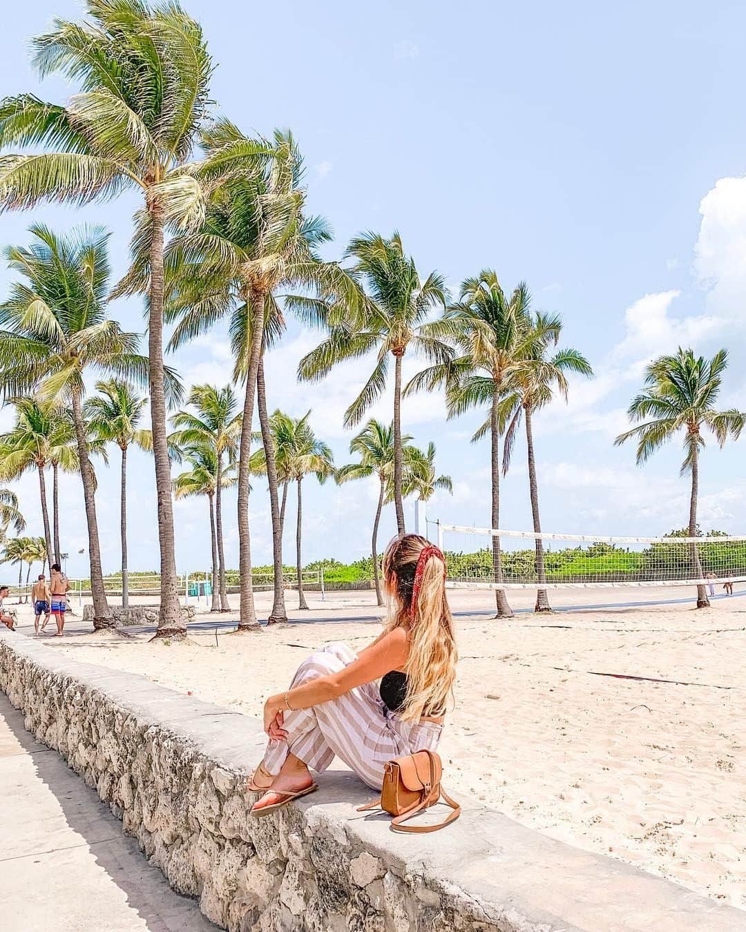 Visit The USAさんのインスタグラム写真 - (Visit The USAInstagram)「This photo gives us all the "wish you were here feels" 🌴🌴Once you have admired all the pastel buildings in the Art Deco district of Miami, we recommend taking a stroll down Miami Beach. Do you have any Summer vacations planned to soak up the sun? 📷: @xpresstrips #VisitTheUSA」6月24日 23時00分 - visittheusa