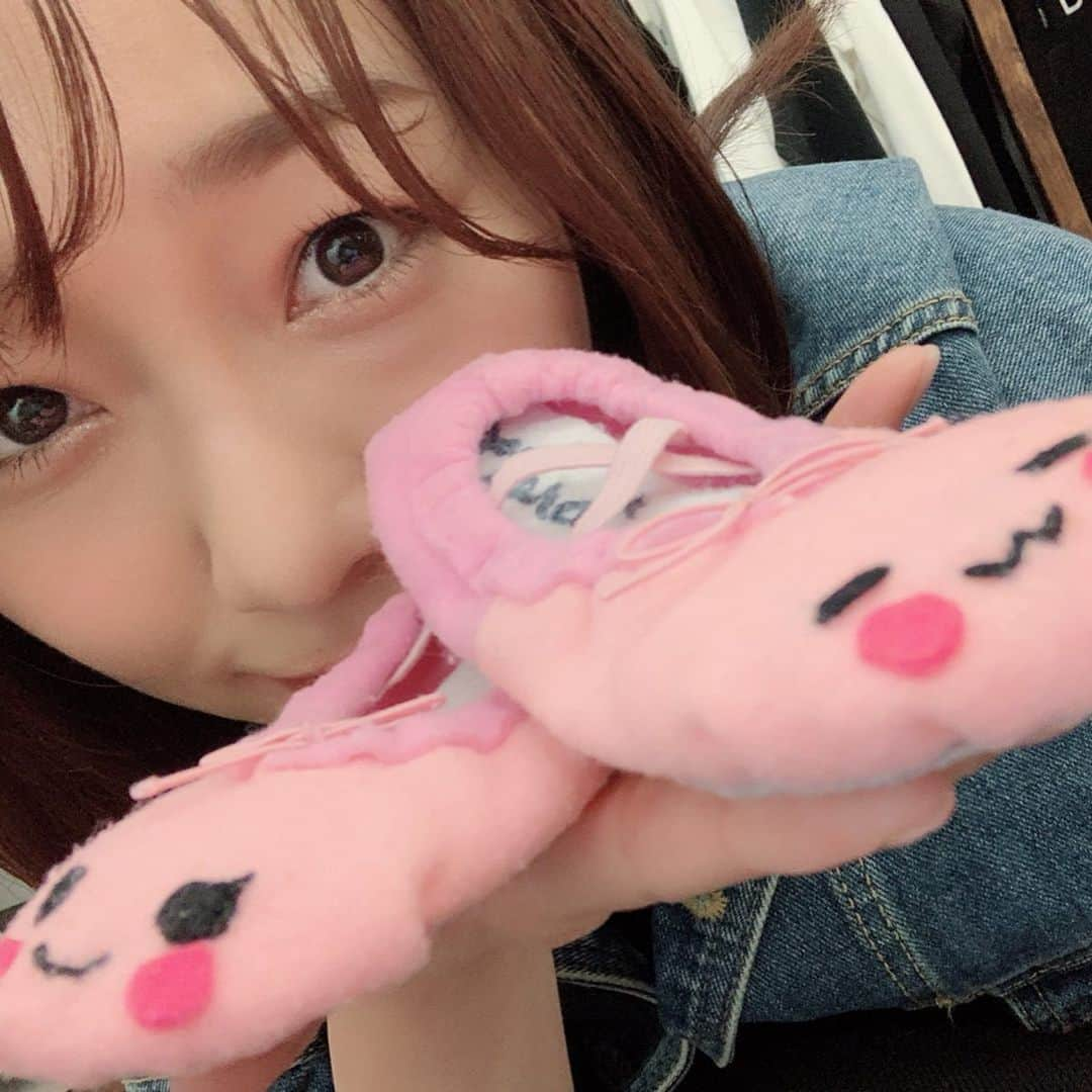 須田亜香里さんのインスタグラム写真 - (須田亜香里Instagram)「私が小学生から高校まで愛読していた バレエ雑誌【クララ】にインタビュー掲載していただいています💖 バレエのコンクールに優勝した人は必ずクララにインタビューされていたので、当時の私はそれを夢見て頑張っていたほど(笑) 実は16歳くらいの頃に念願のインタビューをしていただいていたんですよ。その時が私の雑誌デビュー。 . . 日本でバレエを続けるって本当に大変なことだから、現役バレリーナとしての掲載ではなくアイドルとしてというのがなんだか嬉しくもあり、悔しくもありますが、この上ない幸せなのは間違いないです☺️ これからもバレエが多くの方の夢のきっかけになりますように。 掲載写真のお洋服は自前私服です🥰  #バレエ #クララ #ballet #clara #私の青春 #私服 #ニットワンピ #須田亜香里の服」6月24日 23時13分 - akarisuda