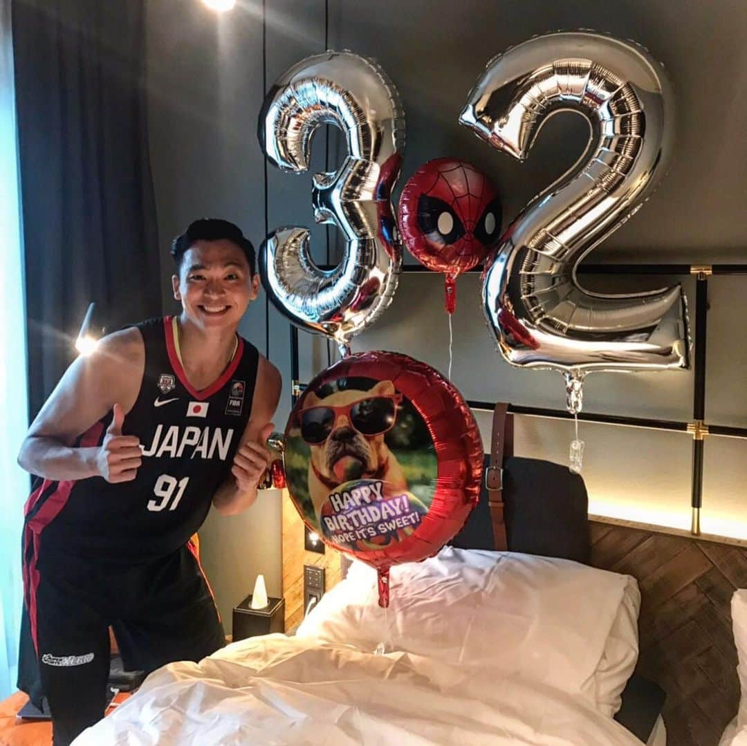 落合知也のインスタグラム：「ワールドカップ中に誕生日を迎え、男女代表メンバーからお祝いしてもらいました。女子っぽいサプライズと男子っぽい荒々しいのと。バースデーゲームで怪我はしましたが、、お陰で最高の32歳を迎える事が出来ました。みんなありがとう！！メッセージくれた方々もありがとうございます🙏🙏🙏最高の年にします💪」