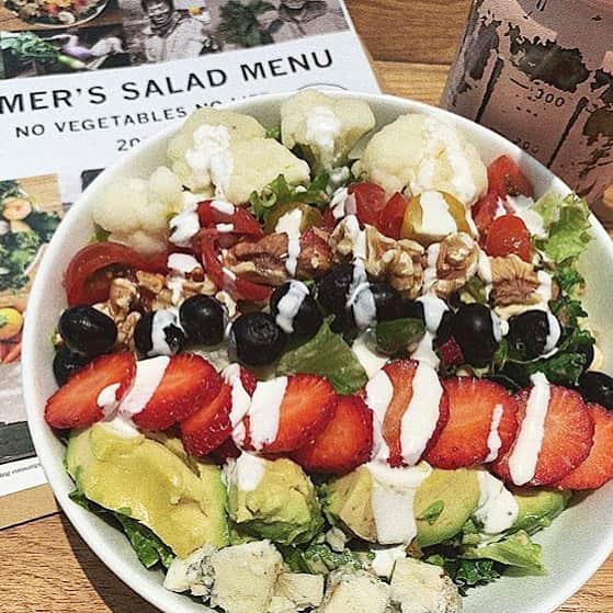 のインスタグラム：「. 疲れたときに身体に優しいものを食べたくなる気持ち、とてもわかります😌 . オーガニック料理やオーガニックドリンクを投稿する時は是非「#ベジ部」と「#todaysvege」のハッシュタグをつけて投稿してください🌿 素敵な投稿はベジ部がリポストします！ みなさんで健康な毎日をシェアしましょう😊 . ベジ部には、オーガニックの楽しさを共有する無料のコミュニティがあります♪ オーガニックに関わる情報交換や交流の場として、ぜひお気軽にご参加ください✨ 詳しくはプロフィールのURLをチェック✔️ . Repost from @s_a_r_a_6150 ・ 無性に自然なものがたべたくなる  疲れてる時は余計に ・ #mrfarmer #カフェ #cafe #新宿カフェ #オーガニック #food #salad #yummy #l4f #l4like  #instafood #instagood #カフェ好き #カフェ好きな人と繋がりたい #カフェスタグラム #カフェ部 #暮らしを楽しむ #日々の暮らし #ワンプレートランチ #ワンプレートごはん #新宿グルメ #新宿ランチ #プレートごはん #プレートランチ」