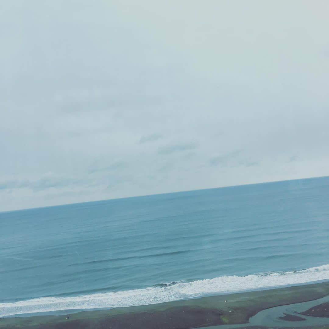 今村沙緒里のインスタグラム：「Rainy sea🔹🔷 雨でも、曇りでも。 やっぱり海がすき。 ・ #sea #rainy #blue #photo #바다 #비 #사랑 #海 #雨の日 #ブルー #グレー #浄化 #自然 #すき」