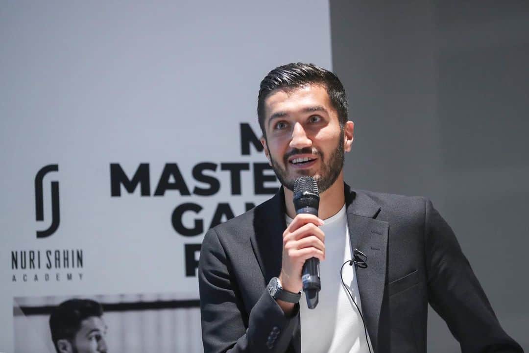 のインスタグラム：「Bir akademi yapacağımızı duyurduğumuzda, muhtemelen birçok kişi çocuklar için futbol kampı düzenleyeceğimizi düşündü. Elbette akademi ile ilgili planlarımızın merkezinde çocuklar var. Ama sahaya inmek, topa nasıl vuracaklarını, hangi pozisyonda nasıl oynayacaklarını, nasıl takım olacaklarını öğretmek inanın işin en kolay kısmı. Daha zor olanı, onları şekillendiren koşulları iyileştirmek. Çünkü akademide bizimle vakit geçiren çocuklar, evlerine gidecekler, ailelerinin yanında büyüyecekler ve bu ülke koşullarında yetişecekler. O nedenle bizim önce, çocuklara değil, kendimize dönüp bakmamız gerekir diye düşündük. Onlara nasıl bir gelecek hazırlamalıyız, Türk sporunda neleri değiştirmeli, neleri geliştirmeliyiz, onlara nasıl örnek olmalıyız, bunları konuşalım istedik.  İki gün boyunca, bizimle aynı hayali kuran, aynı hedefe yürümeye can atan çok değerli konuklar ağırladık. Amacımız Türk sporunu kurtarmak değildi. Keşke o iş iki günde halledilecek kadar kolay olsaydı, değil. Ama bir yol planı çizmek ve doğru soruları sorarak bu yolda ilk adımı atmak mümkündü. Amacımız buydu, tam da hayal ettiğimiz gibi oldu.  My Master Game Plan etkinliğinde bizi yalnız bırakmayan tüm katılımcılara ve basın mensuplarına çok teşekkür ediyorum. Bize umut verdiniz, destek oldunuz, sorularınız ve yorumlarınızla ufkumuzu açtınız. Konuklarımıza ve moderatörlerimize de çok teşekkür ediyorum. Ben bu iki günde onlardan çok şey öğrendim. Bir teşekkür de İstanbul Bilgi Üniversite’sine, Spor Yöneticiliği Bölümü’nün değerli akademisyen ve öğrencilerine. En kısa zamanda yeniden bir araya gelmeyi diliyorum.  Bu iki güne dönüp baktığımda, kendimden çok emin bir şekilde şunu söyleyebiliyorum. Çok güzel bir ülkemiz, çok akıllı ve yetenekli insanlarımız var. Yeter ki yolumuzu doğru çizelim, çok çalışalım. Tüm kalbimle, çok güzel işlere imza atacağımıza inanıyorum. Sakın, umutsuzluğa kapılmayın.」