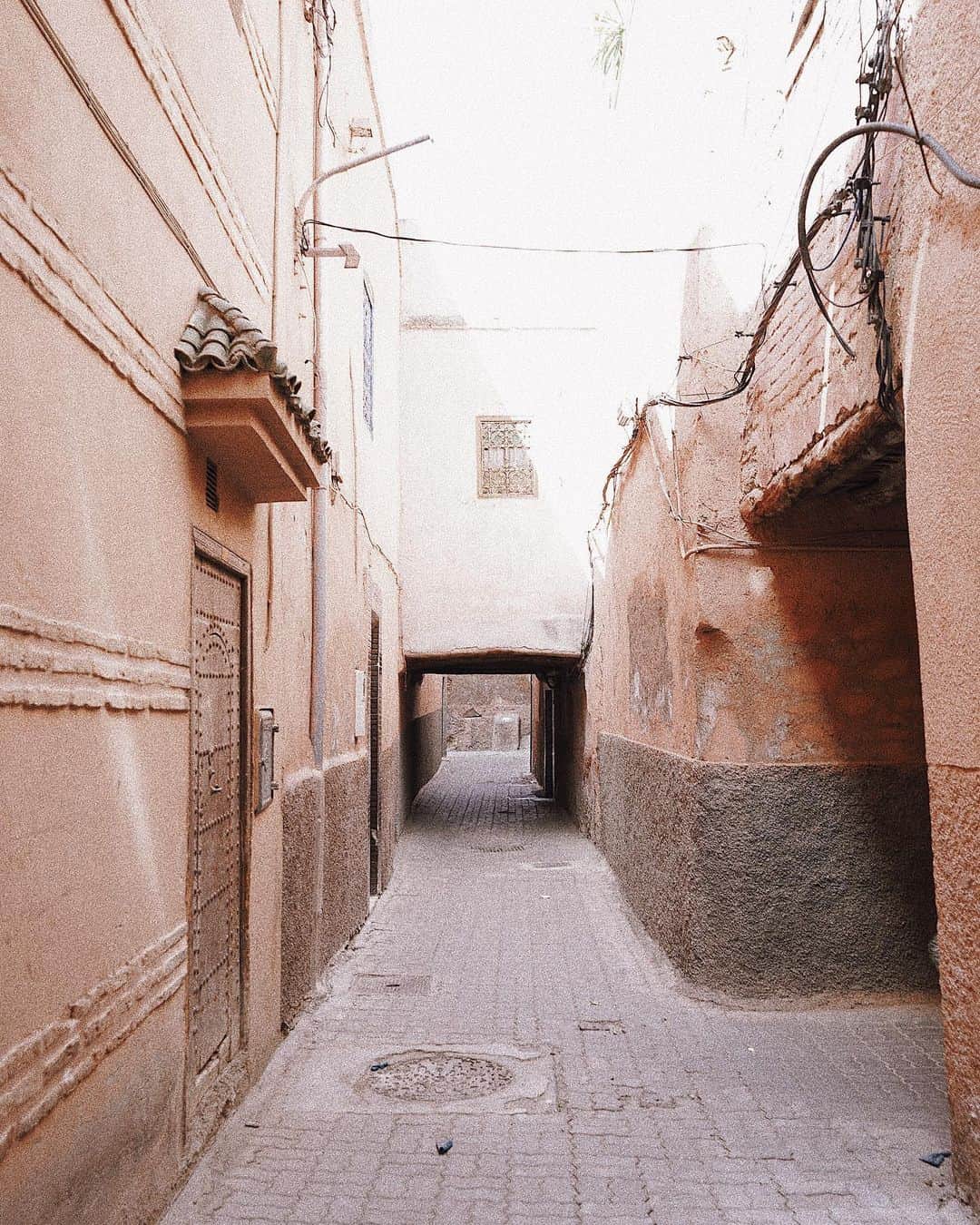 Manamiのインスタグラム：「pink labyrinth🐫🌷🐖🍧💒🍑 Marrakechはpink city💗 ピンクと赤の建物しか建てちゃいけないんだって🙅🏽‍♀️ MarrakechのMedinaも世界遺産✨」