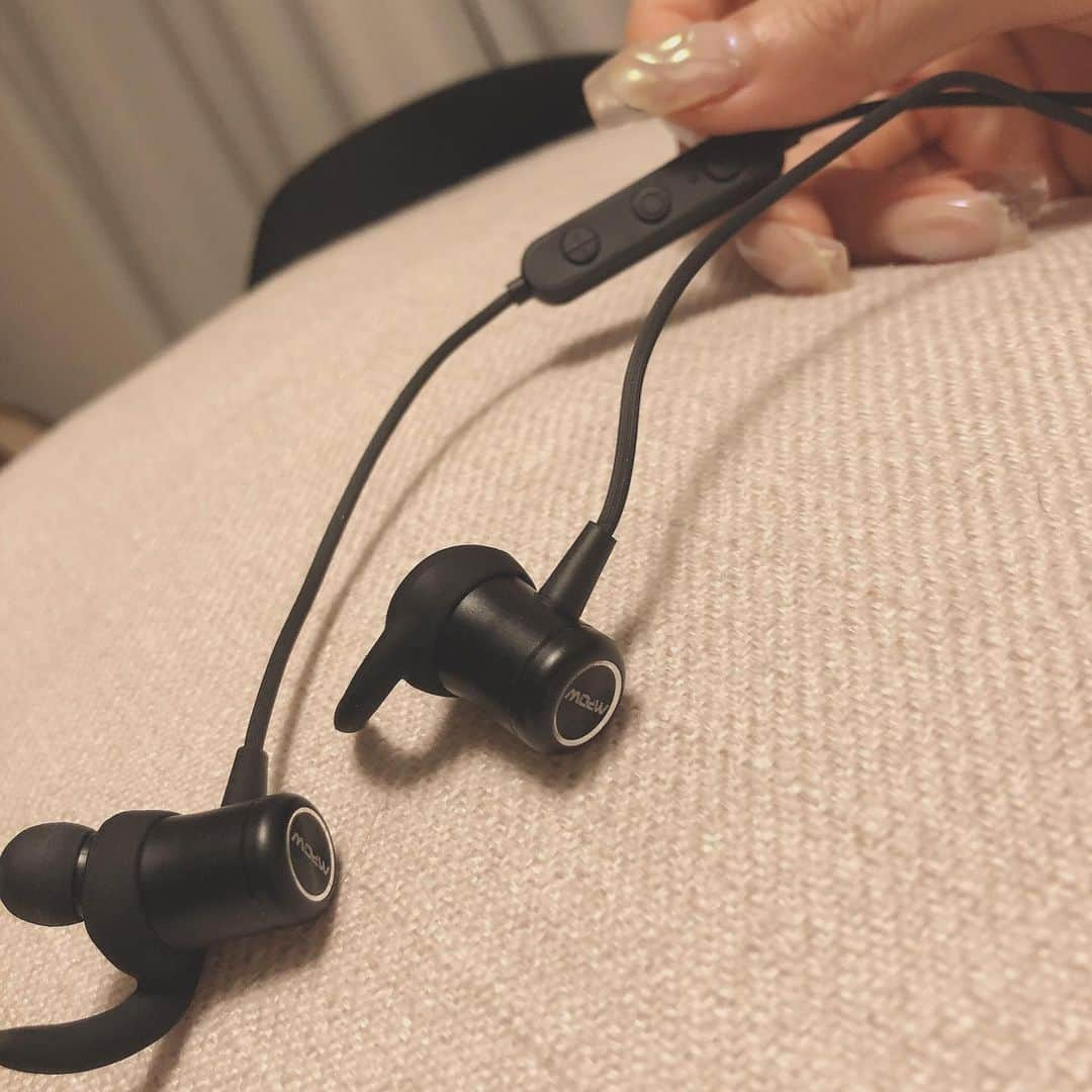 永井亜子さんのインスタグラム写真 - (永井亜子Instagram)「@mpow_jp さんからBluetooth イヤホンを頂いたので最近使ってる！🥺 首にずっとかけてるから電車の中で人の荷物にひっかかることもカバンの中で絡まることもなくとにかく楽、、、、うれしい  #mpow  #bluetoothイヤホン」6月24日 23時22分 - ako_nagai