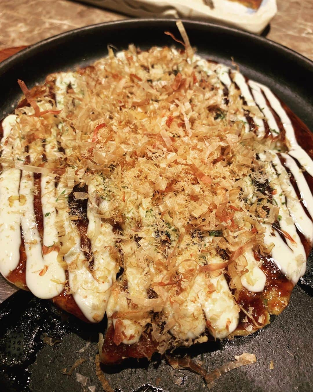 七瀬りりこさんのインスタグラム写真 - (七瀬りりこInstagram)「昨日は、久々にお好み焼きをいただきました❤️ お肉様も、、、、✨ パワー全開‼️ ワインを持つ私、なんでこんな微妙な表情なんだろか笑笑  #お好み焼き #お肉 #赤ワイン」6月24日 23時16分 - ririkonanase