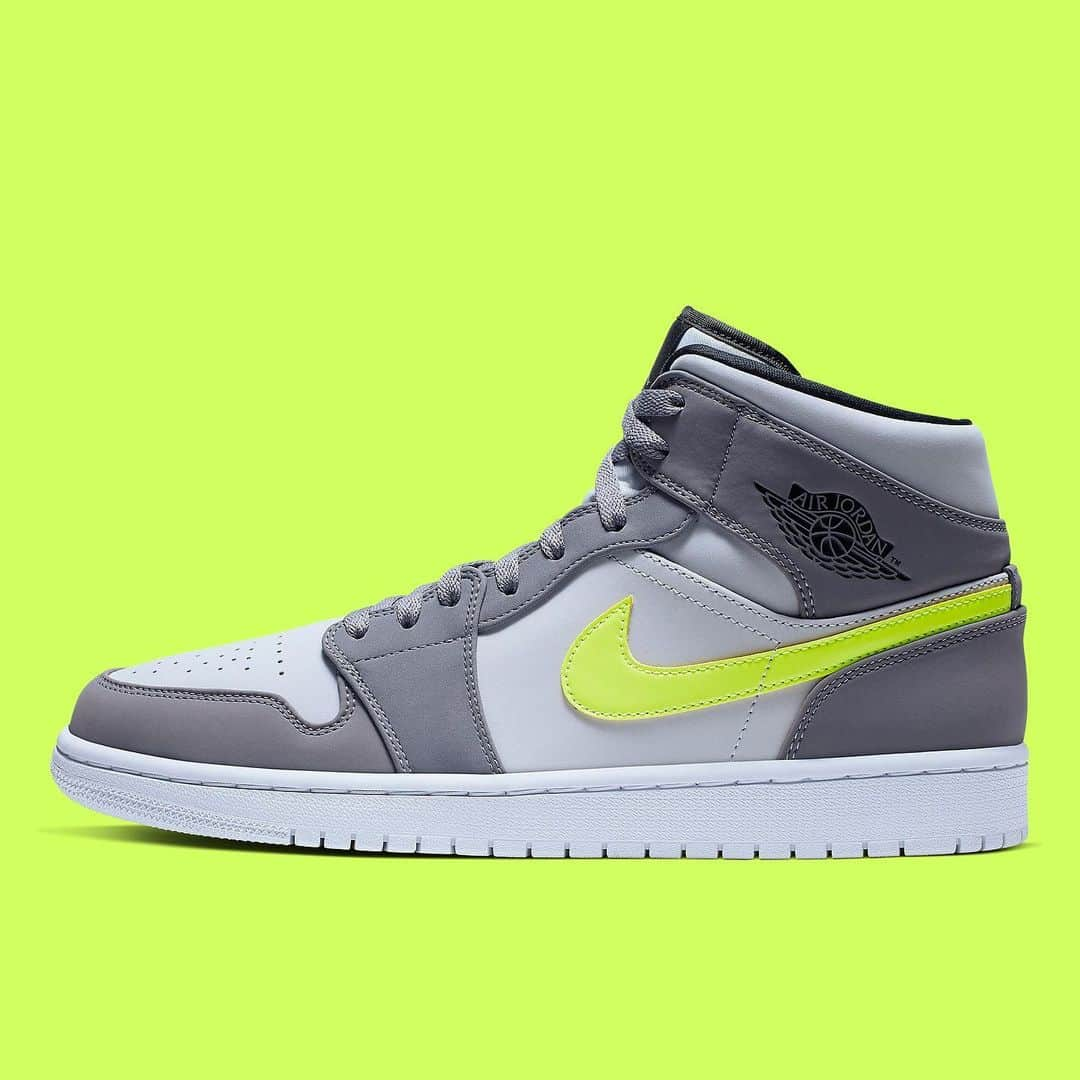 Sneaker Newsさんのインスタグラム写真 - (Sneaker NewsInstagram)「The Air Jordan 1 Mid movement continues with a grey/volt colorway, dropping in adult and kids sizes. Hit the link in our bio for a closer look.」6月24日 23時18分 - sneakernews