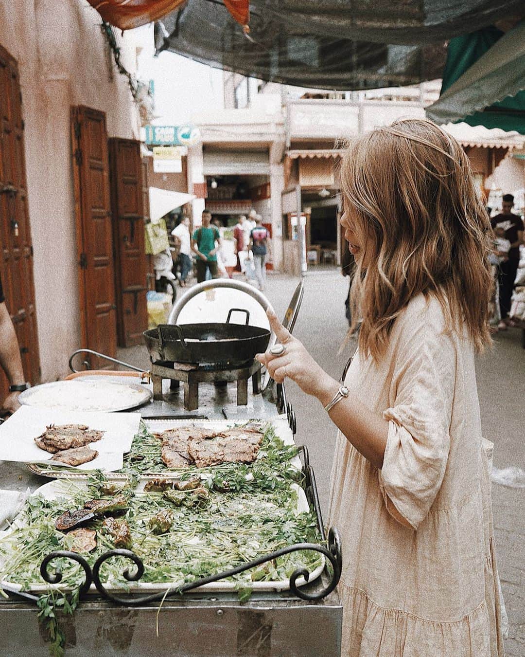 Manamiのインスタグラム：「🐟🌶🌿 今回のMoroccoはラマダン期間🕌 ラマダンと言うのは、日の出ている時間は ご飯も水も口にしない、ムスリムの断食期間。 ツアー中の食事がちょっとだけ不安だったけど ツーリスト向けのレストランやカフェとかは 普通にやってました👌🏽 現地の人は18時以降にやっとご飯を食べれるので、 スークは18時には閉まってしまうお店がほとんどだった！ 色々と融通がきかない事があったり 飲食の出来ない現地の人に申し訳ない気持ちにもなるし ラマダン期間は出来るだけ避けた方がよさそうと思った🤨 夕方に屋台が出てきて、この魚の唐揚げみたいなやつが めちゃめちゃ美味しかった〜😻 1つ30〜50円くらい🐟 名前なんて言うんだろう？🤔 屋台系のご飯はお腹の強い人には超おすすめ❤️ ㅤ 📸 @fanfanirene」