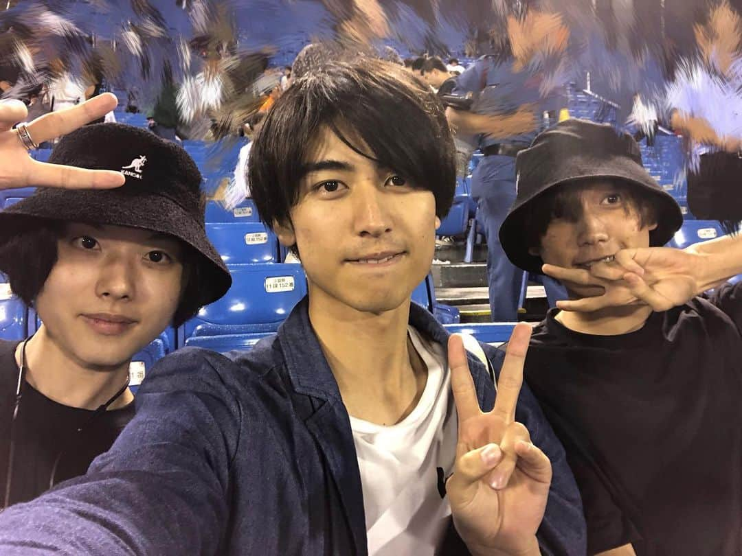 井阪郁巳さんのインスタグラム写真 - (井阪郁巳Instagram)「雨の中の観戦！ 野球好きの3人大集合。 #三原大樹  #井阪郁巳  #有澤樟太郎」6月24日 23時30分 - ikumi_isaka_official