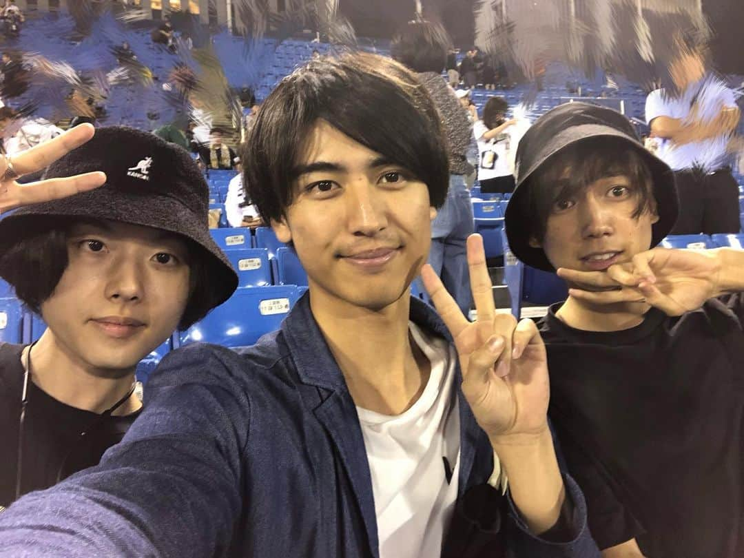 井阪郁巳さんのインスタグラム写真 - (井阪郁巳Instagram)「雨の中の観戦！ 野球好きの3人大集合。 #三原大樹  #井阪郁巳  #有澤樟太郎」6月24日 23時30分 - ikumi_isaka_official