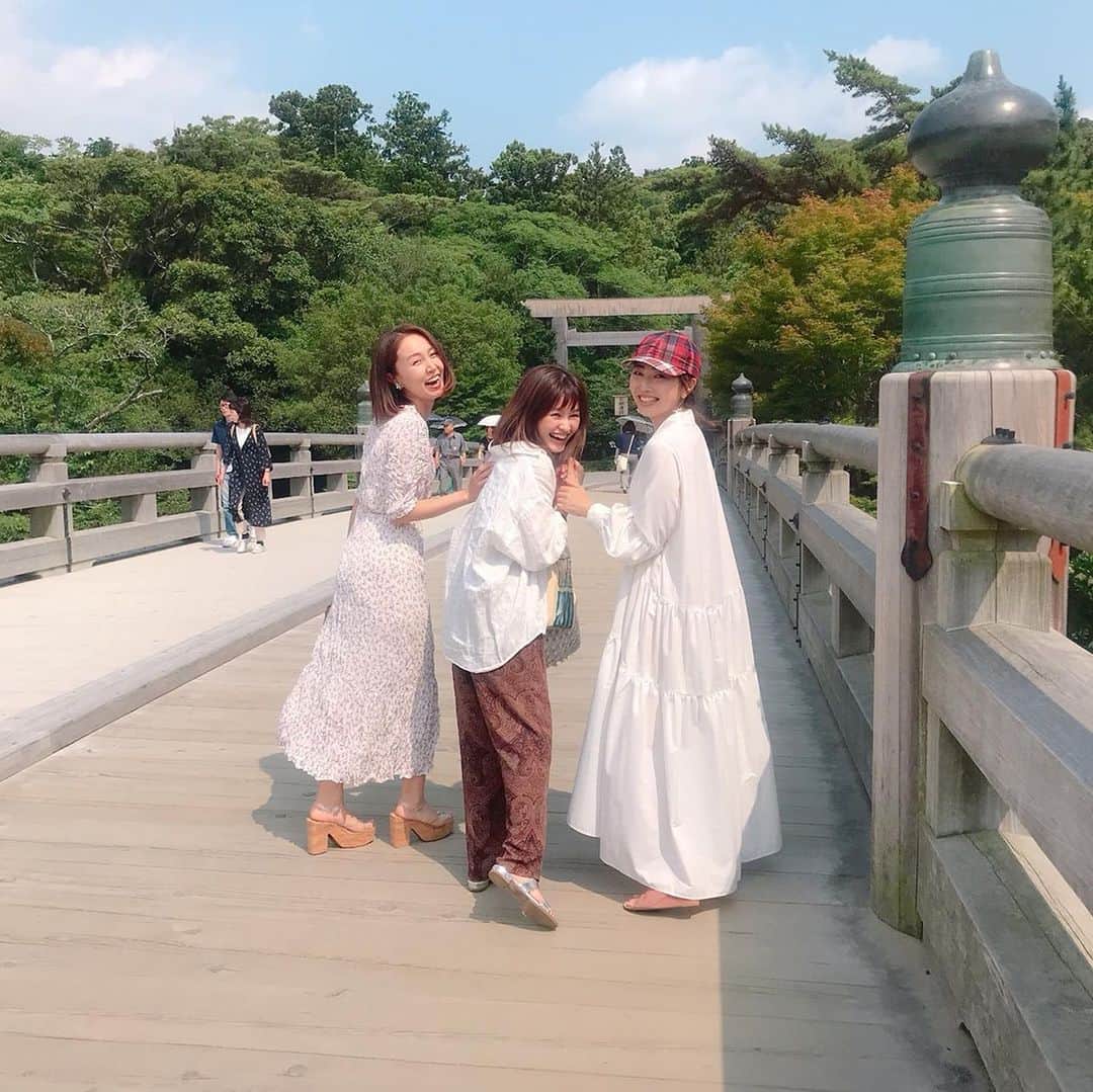 昆夏美のインスタグラム：「. レミゼラブル名古屋公演 1日早く千秋楽を迎えました🇫🇷 約3週間、御園座さんで お世話になりました♡ 客席と舞台が近い御園座。 舞台上での細かなやりとりや表情が 客席からよく見えたのではないでしょうか^_^ ご観劇くださった皆様、 ありがとうございました♡ . 次は大阪公演です。 大阪の皆さん待っててやー🇫🇷 . 写真は休演日に行った 伊勢神宮での写真☺️ さやちゃん @kinami_sayaka  はなちゃん @hanaka1012  にたくさんお世話になりました♡」