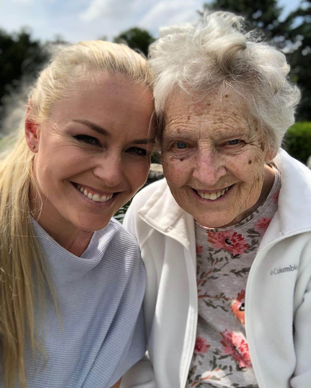 リンゼイ・ボンさんのインスタグラム写真 - (リンゼイ・ボンInstagram)「I have to say celebrating Olympic day has a different meaning to me than it used to. Last week I visited my Grandma in Wisconsin and was finally able to have the strength to show her my medal from South Korea... but mostly it was important for me to show Grandpa. I had a hard time visiting his grave but I talked to him for a while and I hope he heard me. Grandma has dementia now so she won’t remember our visit together but at least she remembered who i was and the smile on her face made me so happy.  So on this Olympic day, instead of celebrating my medals I am celebrating the memories the Olympics gave me with my family and for my family.  Life is short, follow your dreams and cherish every moment you have here on earth. You never know when things could change. I miss you grandpa 😔❤️」6月24日 23時24分 - lindseyvonn