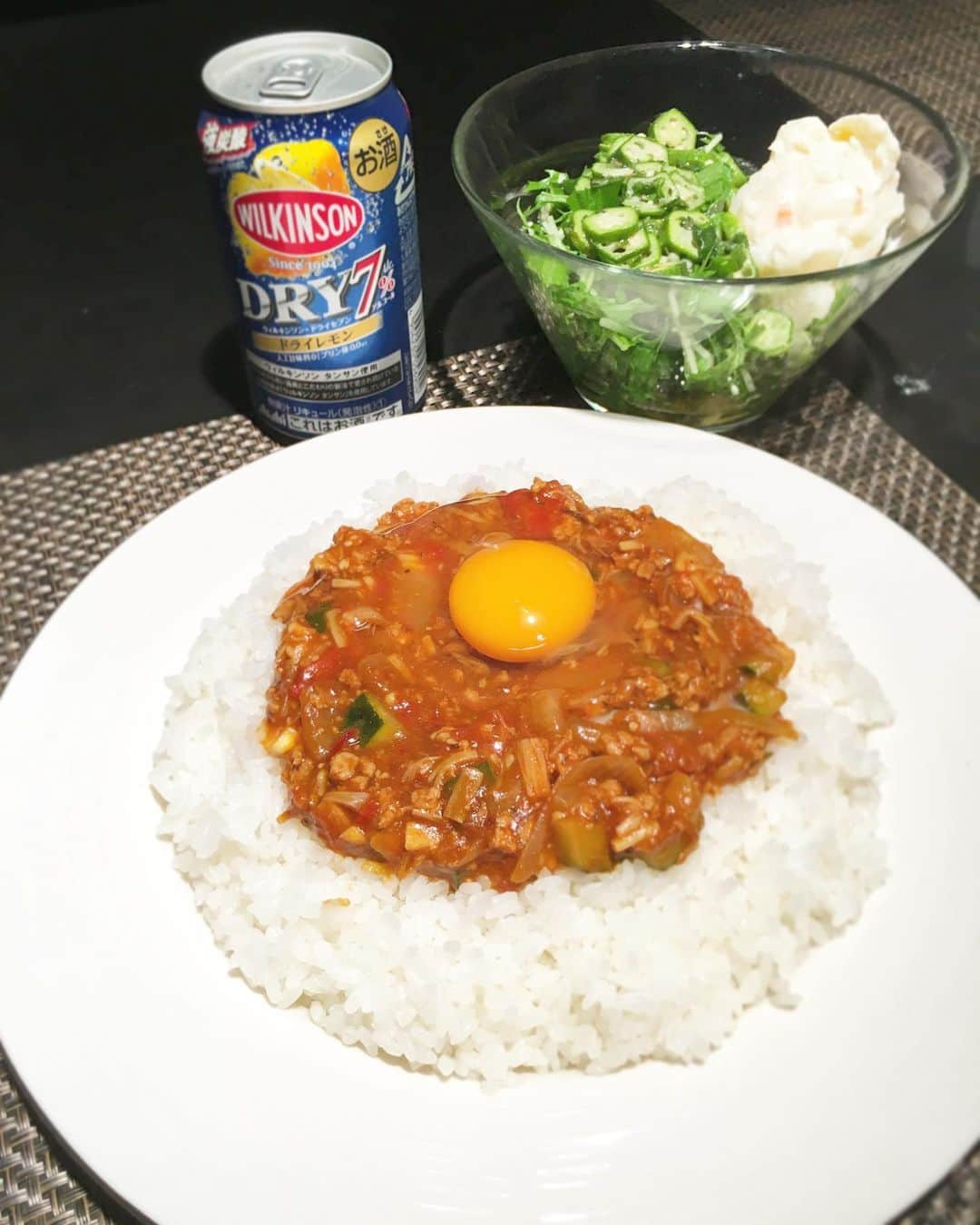 中倉隆道さんのインスタグラム写真 - (中倉隆道Instagram)「. 【ベジめし】 . 大好きマンデーカレー🍛😋👍 . 『ベジキーマカレー』 . 新たまねぎ、えのき、ズッキーニ、生姜、ニンニク、少量の挽肉をじっくり炒めてトマト缶入れて粉カレールーで味付けたら完成😋👍 . 野菜の甘みでスパイスがまろやか♬ ウマウマカレーでお腹いっぱい😆✨ . . 今夜も恵みに感謝🙏 おいしゅーございました😊 . . #カレー #カレーライス #キーマカレー #ベジキーマカレー #月曜カレー #晩御飯 #ベジめし #夜ご飯 #dinner #vegetables #時短レシピ #ダイエット #diet #ダイエットメニュー #野菜ソムリエ  #フリーアナウンサー #中倉隆道 #柿ピー研究家 #料理愛好家」6月24日 23時24分 - ryudo.tokyo