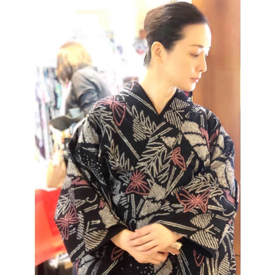 竹中友紀子のインスタグラム：「#アンティーク着物  先日の #きもの浪漫 にて、絞りの浴衣を試着中の私^^; さすがいい素材は違う！ 試着の時点でしっとり身体に馴染みます^ ^  #狼少年 #第10回記念公演  #生きても死んでもこんにちは  #劇小劇場  #7月3日 〜 #7月7日  #詳細はプロフィールをご覧ください」