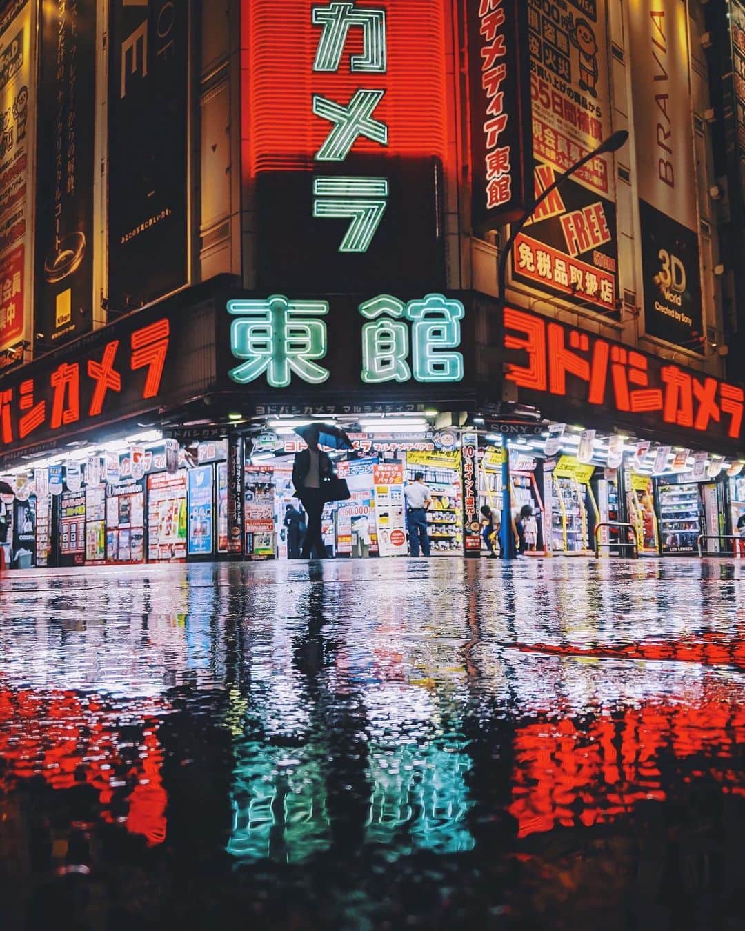福田洋昭のインスタグラム：「Rainy neon nights #Pixelで撮影 #GooglePixel #TeamPixel #Sponsored」