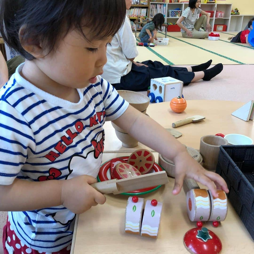 浅川稚広さんのインスタグラム写真 - (浅川稚広Instagram)「#kitchen  #冷蔵庫 #お料理上手になってね❤️ #おままごとキッチン  #キティちゃん大好き💕  #上下キティちゃん  #キティラー #娘２歳２ヶ月」6月24日 23時29分 - chiffy1110