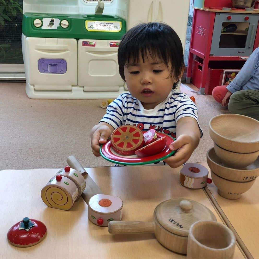 浅川稚広さんのインスタグラム写真 - (浅川稚広Instagram)「#kitchen  #冷蔵庫 #お料理上手になってね❤️ #おままごとキッチン  #キティちゃん大好き💕  #上下キティちゃん  #キティラー #娘２歳２ヶ月」6月24日 23時29分 - chiffy1110