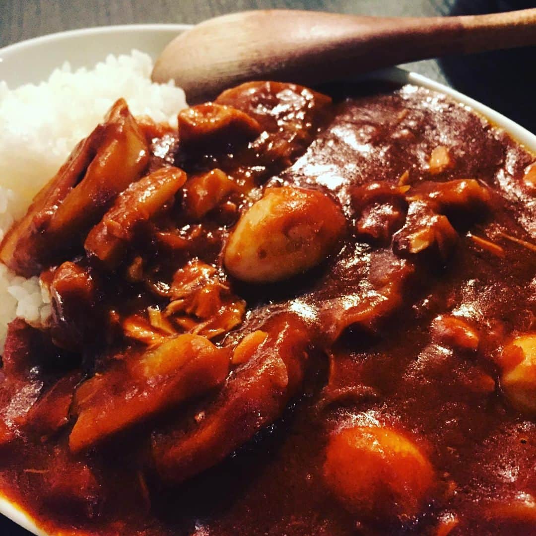 のインスタグラム：「今日の賄いはハヤシライス 熱々を、いただきまーす！ 今日もたくさんのご来店ありがとうございました。 動き回ってお腹ペコペコ😅 明日もランチから営業してますよー！ #イーマ#花椿#個室#梅田#大阪#和食#instagood #instafood #photographer #osaka#居酒屋#宴会#ブライダル#記念日#ハイボール#赤玉パンチ#日本酒#日本酒好き#女子会#美味しい賄い#SAKE#米活#宇和島鯛めし#いいね👍」