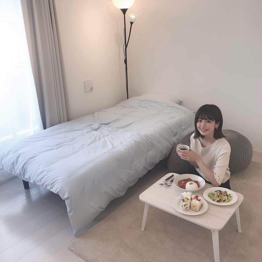 のインスタグラム：「oyo life @oyolife_jp で 素敵なお家にお引越し♡🏠 . 敷金礼金、仲介費用0円 で家具と家電がついていて 手ぶらで入居できるのが見どころ♡ スマホで簡単に手続きできるよ！  1ヵ月単位で 違う部屋に移ることもできるから 他の気になる場所にも住んでみたい！！ . とにかくお部屋がオシャレで かわいい😭あこがれのコンクリ♡  #PR#OYOLIFE#オヨライフ #0円新生活」