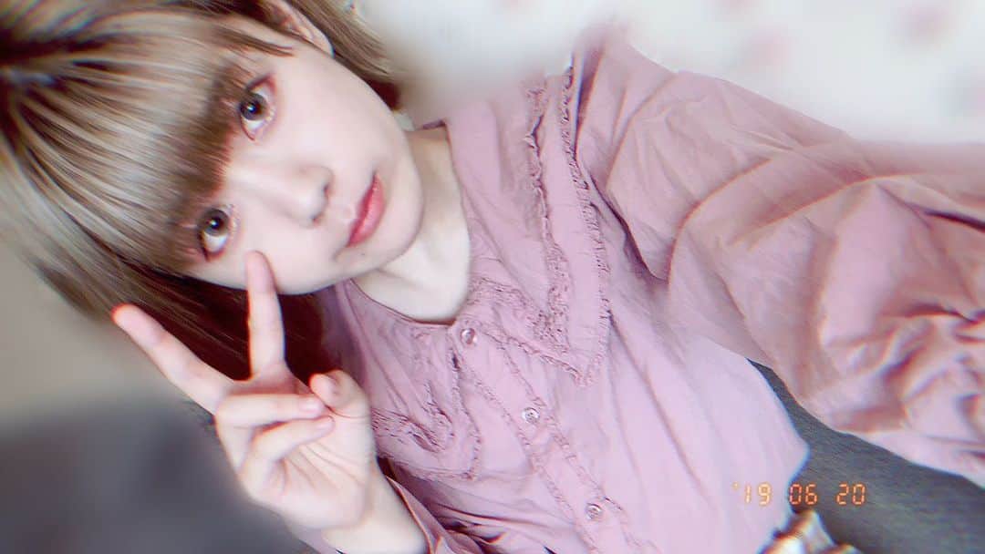 星野にぁのインスタグラム：「🤖 #shorthair #pink #me #selfie #✌️」