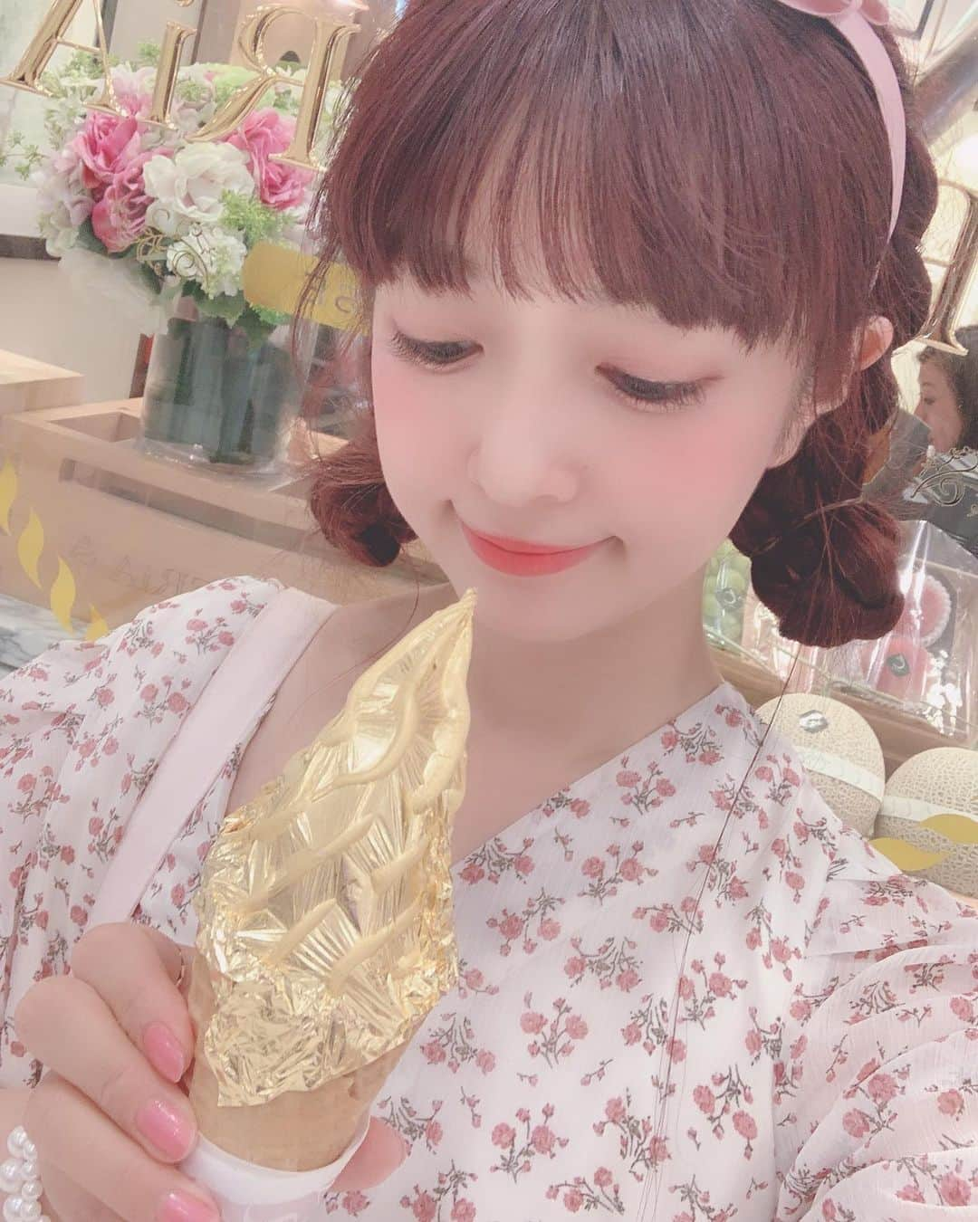 青木美沙子さんのインスタグラム写真 - (青木美沙子Instagram)「金箔のソフトクリーム食べた（笑） 1500円くらい笑笑高い」6月24日 23時44分 - misakoaoki