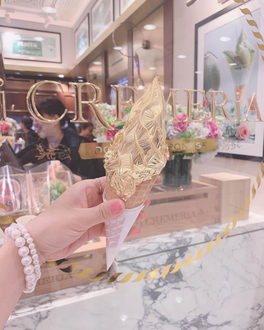 青木美沙子さんのインスタグラム写真 - (青木美沙子Instagram)「金箔のソフトクリーム食べた（笑） 1500円くらい笑笑高い」6月24日 23時44分 - misakoaoki