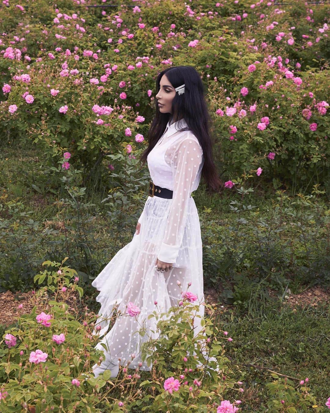 sananasのインスタグラム：「« If you can dream it, you can do it. »  Walt Disney 🌸 Je n’aurais jamais pensé faire ce genre de shooting avec Dior un jour, comme le disait Walt Disney, si vous pouvez le rêver vous pouvez le faire ✨ Quels sont vos rêves les plus fous ? Dites-moi ! N’ayez pas honte on a tous nos rêves 😍 . PS : J’ai posté mes favoris et flops de Mai et Juin ! Lien dans la bio 💚」