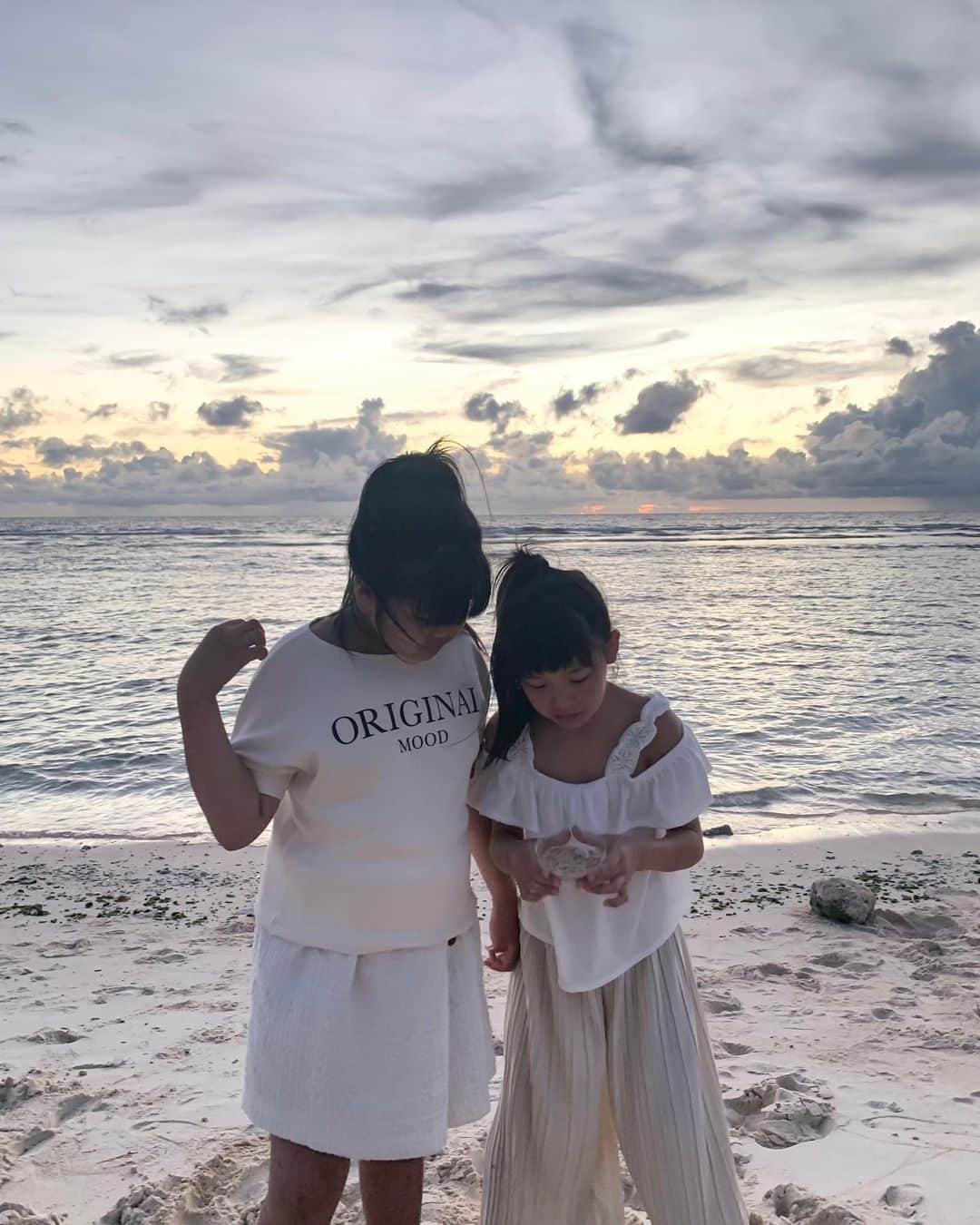 島野ミキさんのインスタグラム写真 - (島野ミキInstagram)「・ ・ 📍the beach サンセットを見に。🌅 グアムのサンセットは本当綺麗。 これを見に行った1日前なんて空がピンクだった！ ・ @hiltonguamresort  @premierhotelgroup ・ ・ #guamtrip#guam #traveler #family#thebeach #instatravel #travelgram #ヒルトングアム#hiltonguam#プレミアホテルグループ#premierhotelgroup #海外旅行#ソトアソビ#旅行好きな人と繋がりたい #海外好きな人と繋がりたい#traveler#travel#タビジョ#女子旅#life#女の子ママ#mamaLife#sunset#beach#sea#beach#海 #子連れ旅行 #子連れ海外 #グアム #グアム旅行#夕焼け空」6月24日 23時52分 - miki_shimano