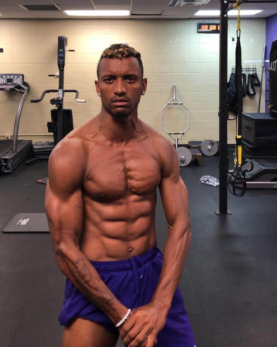 ナニさんのインスタグラム写真 - (ナニInstagram)「Trying my #bodybuilding moves 🏋🏾 🔝 💪🏾 #mondaymotivation」6月24日 23時53分 - luisnani