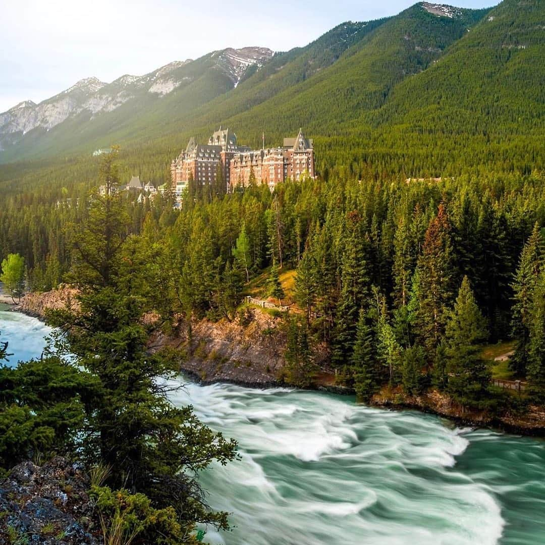 Explore Canadaさんのインスタグラム写真 - (Explore CanadaInstagram)「Perched among the lush forest and beside the beautiful Bow River you’ll find the Fairmont Banff Springs (@fairmontbanff), better known as Canada’s, “Castle in the Rockies.” Book yourself a stay or stop by for a self-guided historical tour of one of Canada’s most iconic buildings. #ExploreCanada . 📷: @motherpixels 📍: @travelalberta, @banff_lakelouise #ExploreAlberta #MyBanff #banffsprings #banff #fairmont」6月25日 0時05分 - explorecanada