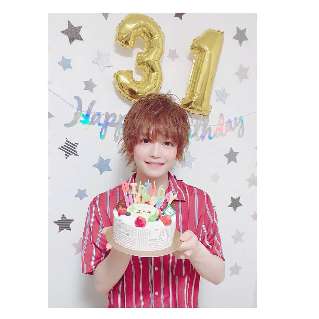 河崎良侑さんのインスタグラム写真 - (河崎良侑Instagram)「ユーキ、31歳の誕生日おめでとう🎉🎉 出会ってから毎年お祝いしてる😆✨ 今回はお家🏠でお祝いしましたぁー‼️‼️‼️‼️‼️‼️ #インスタ映え するように飾り付け料理頑張りましたっっ🤩🥳笑笑  ピザは今ドミノピザで話題になってる #1kgチーズピザ  を頼んでみた🍕かなりボリューミーで1枚食べてお腹いっぱいになる😋  #ユーキ #森田優基 #1988年生まれ #同い年 #誕生日 #6月24日 #birthdayparty #31歳 #誕生日会 #手料理 #料理男子」6月24日 23時57分 - ryosuke.kawasaki