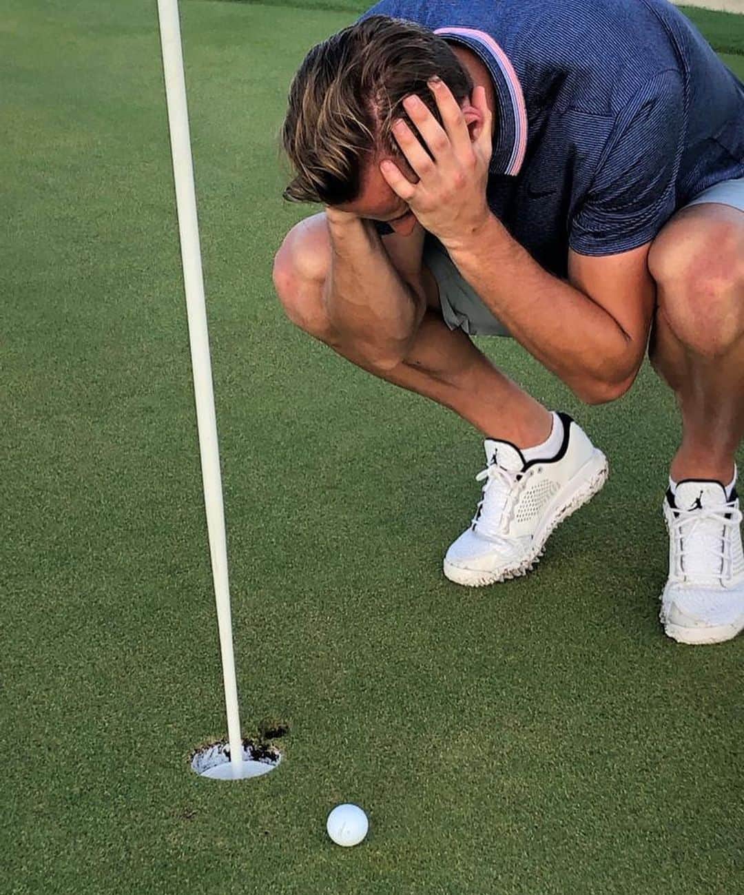 ハリー・ケインのインスタグラム：「Is it possible to get any closer!? ⛳ #HoleInOne」